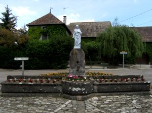 Fontaine fleurie  Longevelle, commune de Haute-Sane (70)
