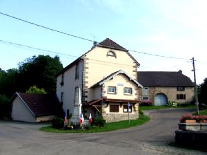 La mairie et le monument aux morts de Magny-Jobert, commune de Haute-Sane (70)