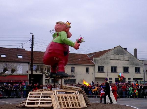 Le maire de Vesoul et Miss Carnaval allument le bcher