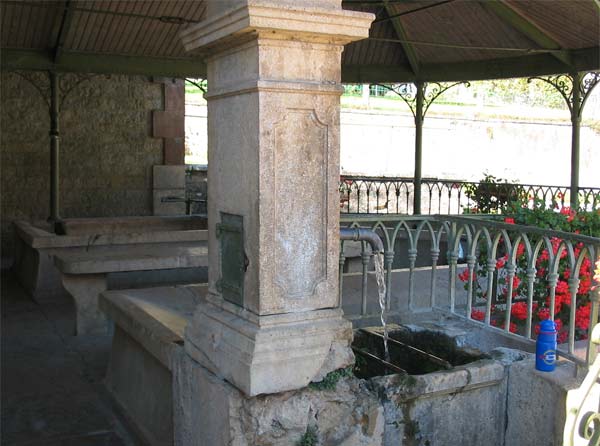 http://www.la-haute-saone.com/images/fontaine_lavoir_moimay_70-3a57.jpg