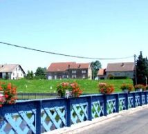 La commune de La Neuvelle les Lure (70) vue du pont-9f8536