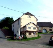 La mairie et le monument aux morts de Magny-Jobert, commune de Haute-Sane (70)-558ecf