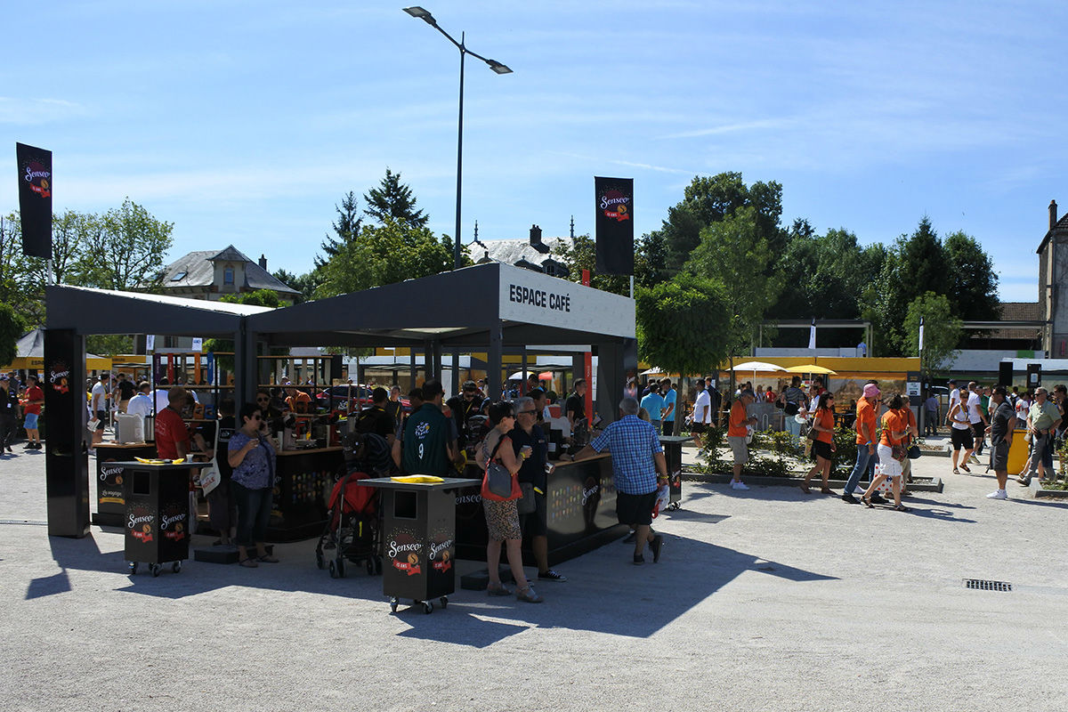 Pause caf au Village du Tour 