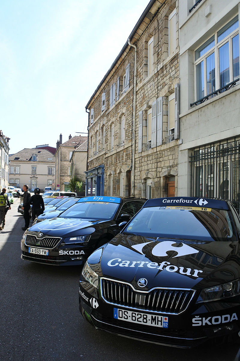 Le Tour c'est des vlos, mais aussi des dizaines de voitures !