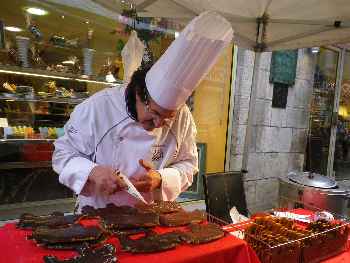 Le chocolatier Azouz en plein travail!