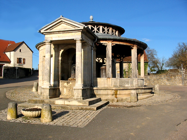 Confracourt, fontaine circulaire