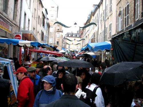 Du monde malgr la pluie