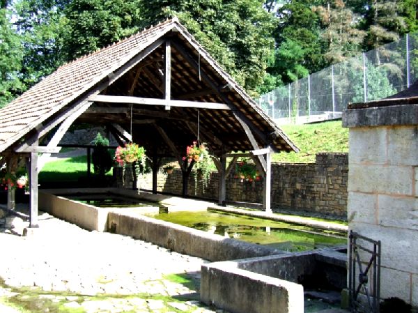 Fallon, plus ancienne fontaine lavoir de Haute-Sane