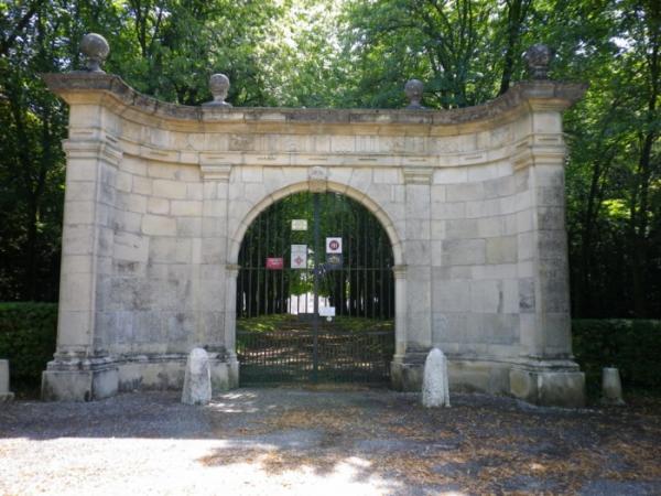 L'entrée principale et son portique Louis XV