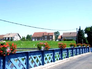 La commune de La Neuvelle les Lure (70) vue du pont