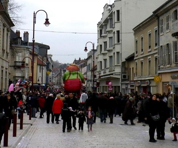 La foule accompagne M. Carnaval