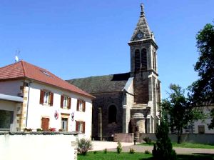 La mairie et l'église de la commune de Malbouhans en Haute-Saône (70)