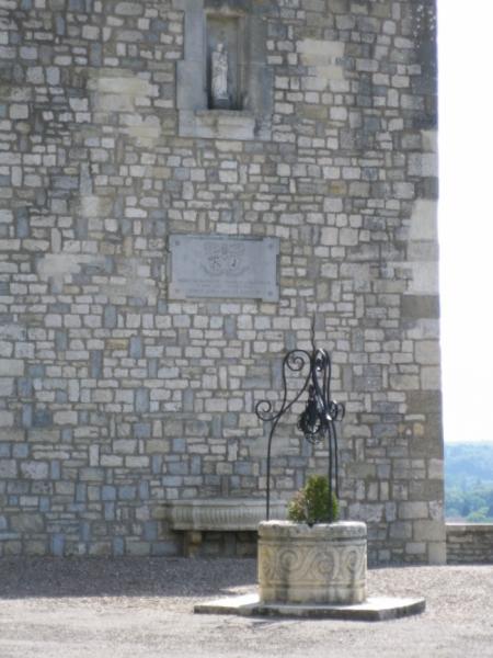 Le puit devant la chapelle