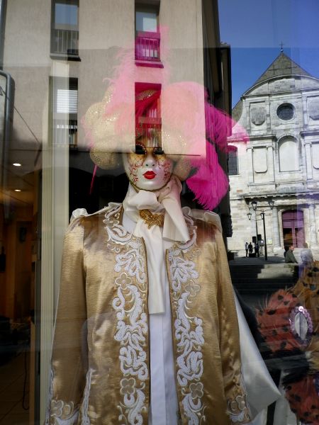 Le spectacle continue en vitrine (Salon Mercet)