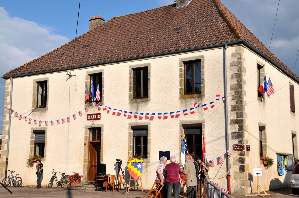 La mairie (centenaire de la Libration)