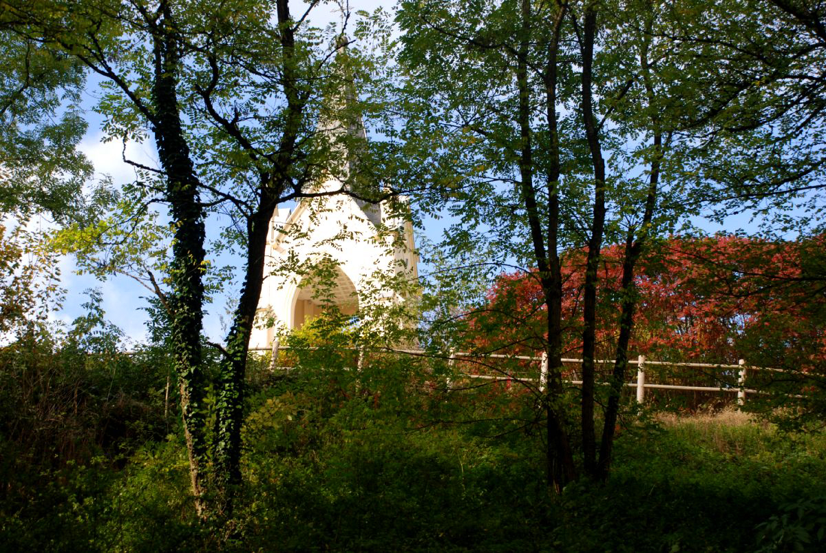 La chapelle joue  cache-cache...