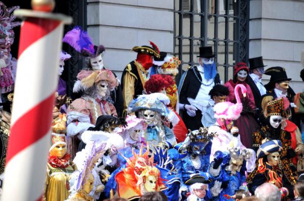 Prs de 150 vnitiens sur le parvis de la mairie