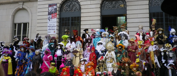 Prsentation des costums devant la mairie de Vesoul