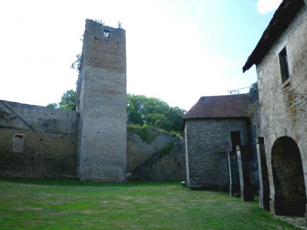 Tour carrée médiévale