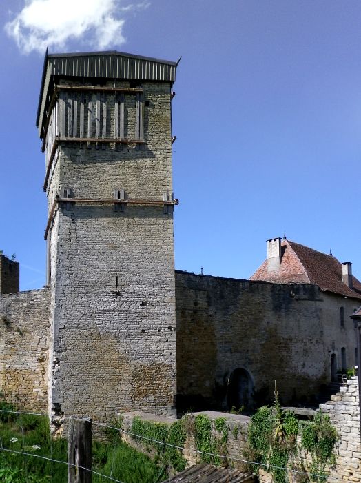 Tour principale médiévale, des murs de 2,20 m d'épaisseur