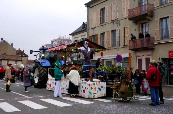 Un pouvantail au milieu de Vesoul